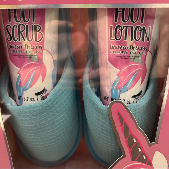 New Onyx Professional 4 piece slipper set in original package - Picture 2 of 4